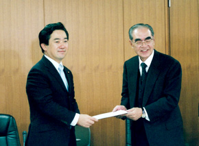 ��Ɖ�v�R�c��ɂ����āA���É����ӌ������󂯎��ɓ���b�i10��28���j