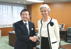 �t�����X�o�ύ����Y�Ə� ���K���h�f�ՒS����b�̕\�h�K����󂯂�^�Ӗ��b�i�Q��23���j