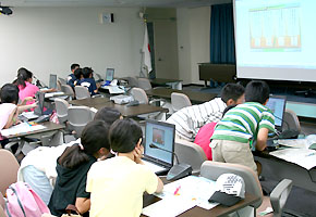 ���s���y�����w�Z�̂U�N��18�������Z����K��A���Z��o�ς̊�{�ɂ��Ċw�т܂����B