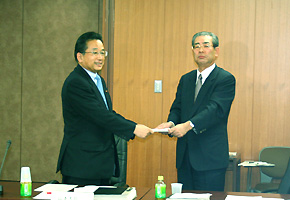 �� ���Z�R�c����F��v�m���x�����蕔��񍐂��󂯎��R�{��b�i12��22���j