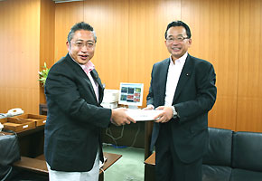 山本前大臣と引継ぎを行う渡辺新大臣(8月28日)