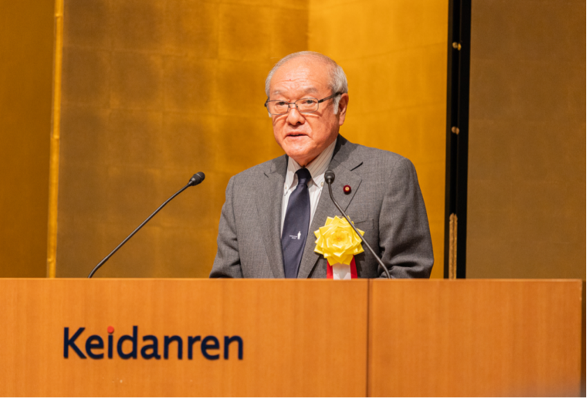 挨拶する鈴木大臣