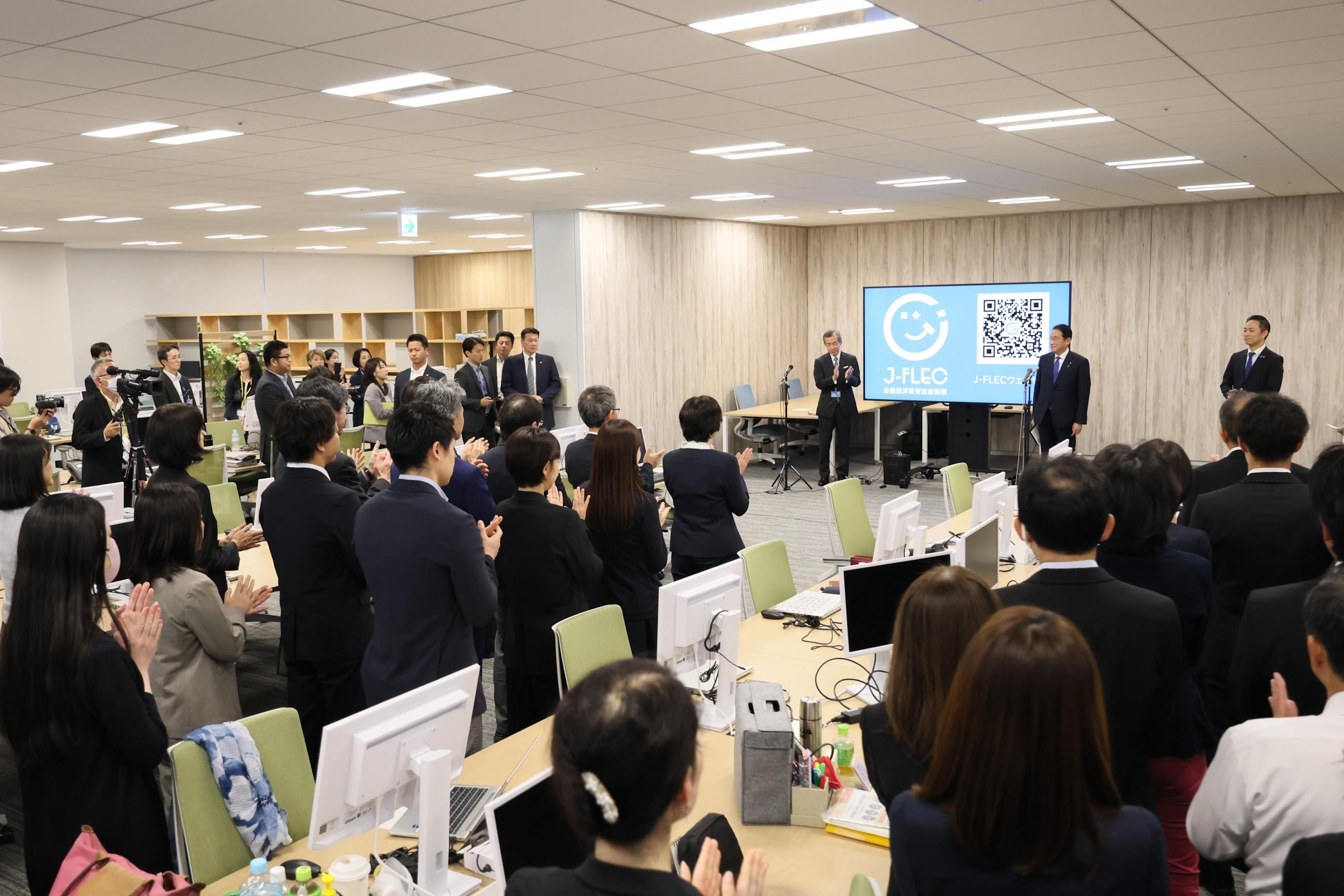 J-FLEC職員への訓示を行う岸田総理