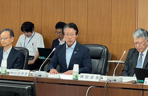 諮問文を読み上げる神田政務官