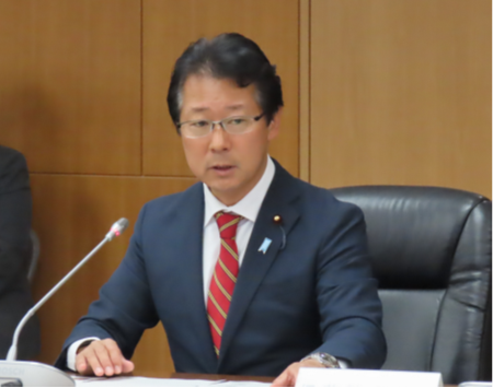 挨拶する神田前内閣府大臣政務官