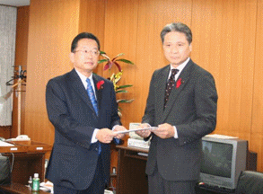 Governor Fukuda of Tochigi Prefecture submits to Minister Yamamoto a request concerning the Ashikaga Bank assumption. (October 16)