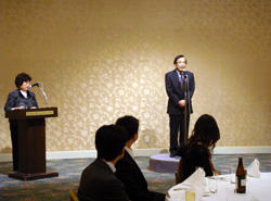 写真(歓迎レセプションでの局長あいさつ)