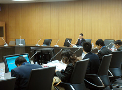 写真(講義を聴く研修生)