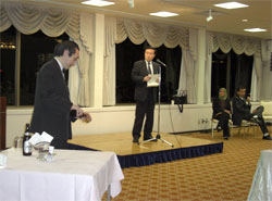 写真(歓迎レセプションでの局長あいさつ)