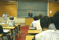 写真2(法政大学における講義について)